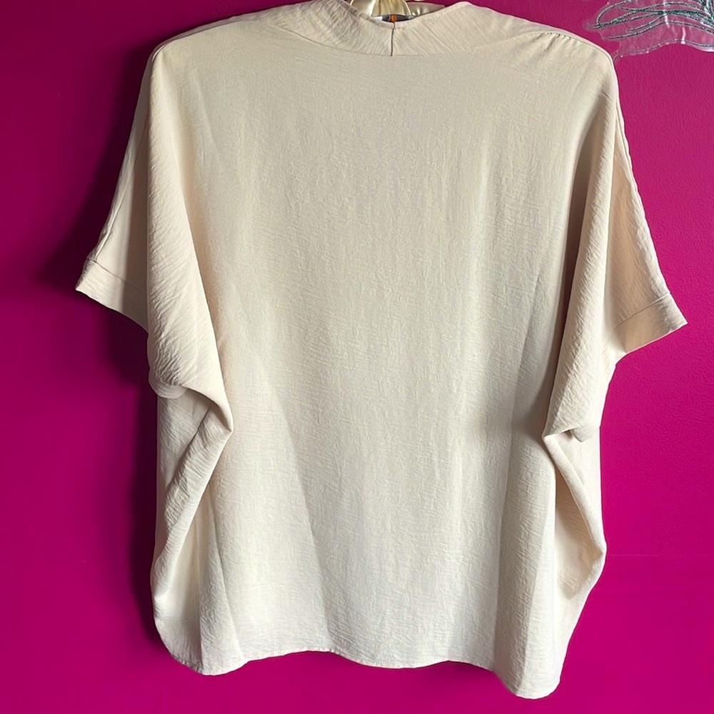 🆕✨Ivory Boxy Blouse✨ - Picture 2 of 5